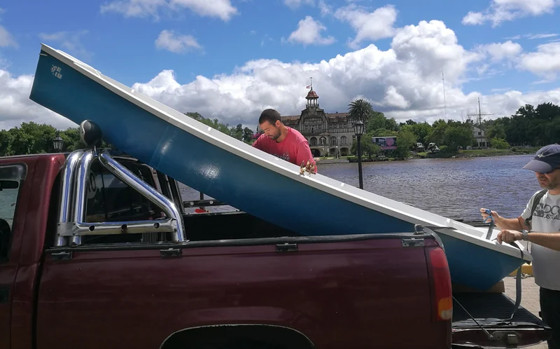 Un bote terminado camino a la botadura, junto al río en Tigre.